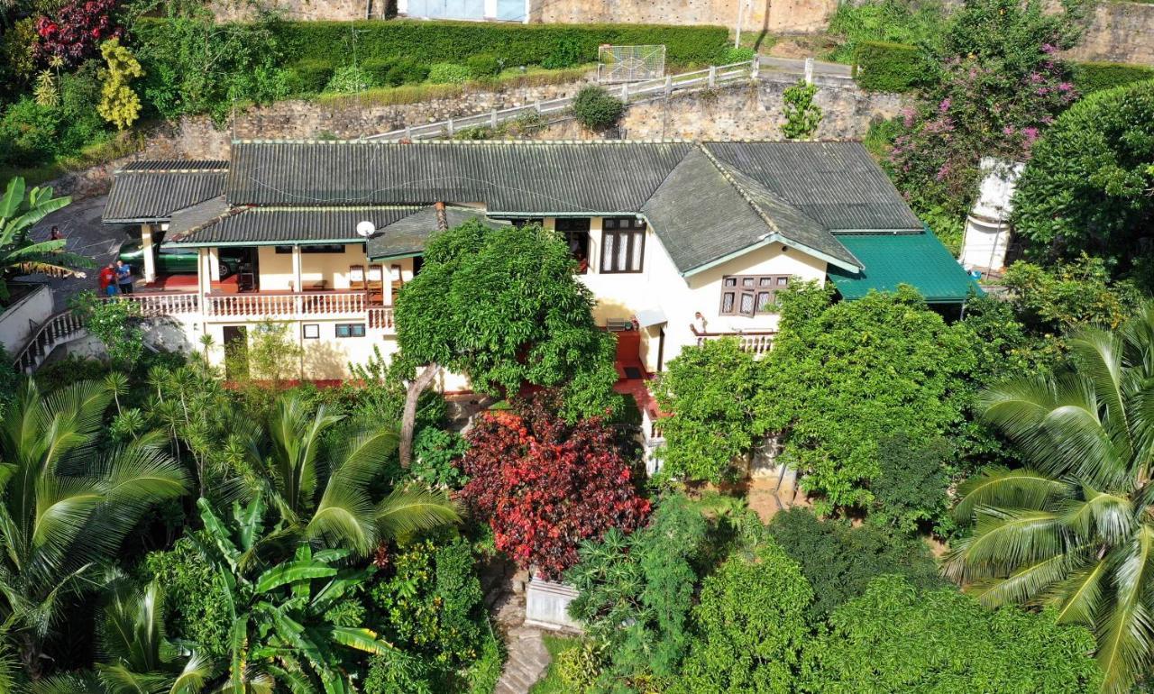 Evergreen Kandy Bagian luar foto