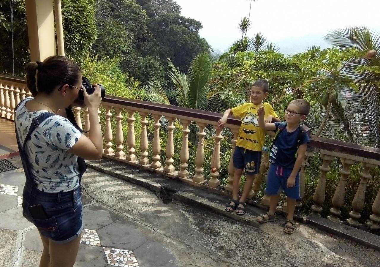 Evergreen Kandy Bagian luar foto